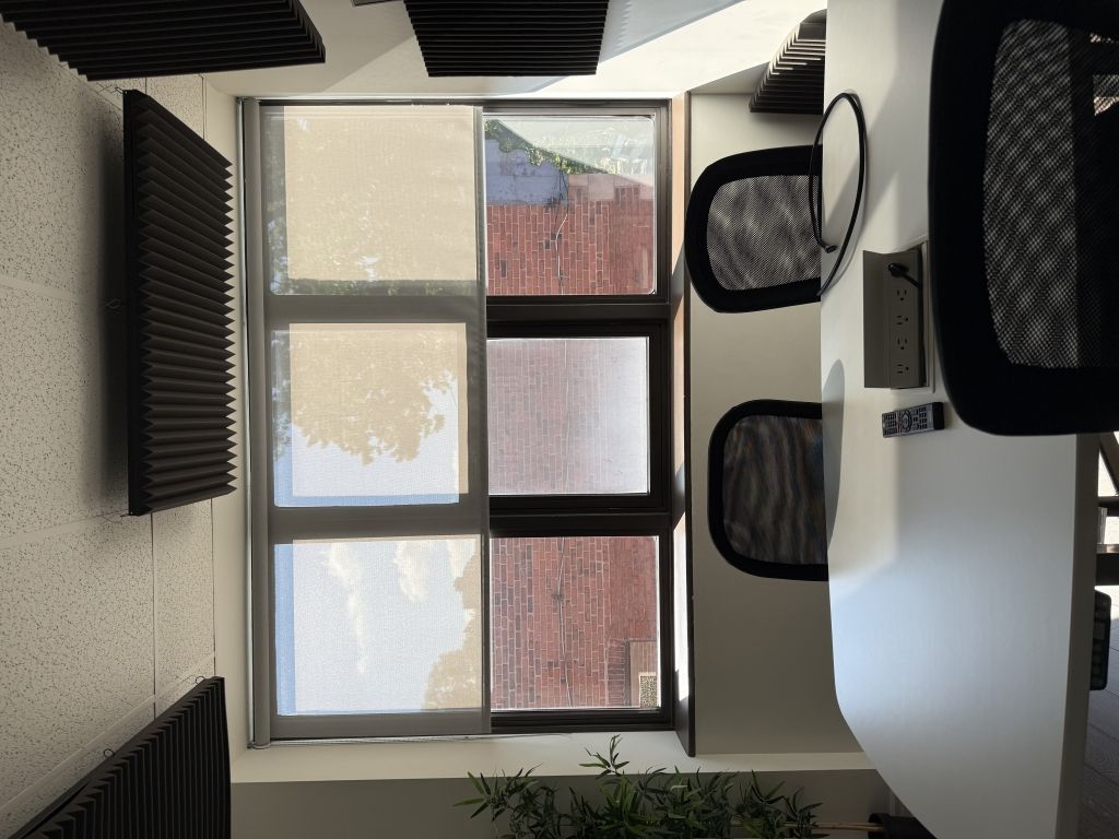 Bright corner office space for lease Plateau