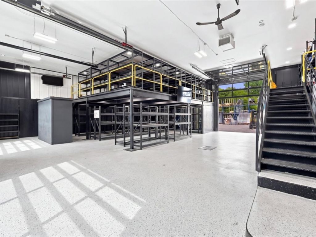 Commercial/office building for sale