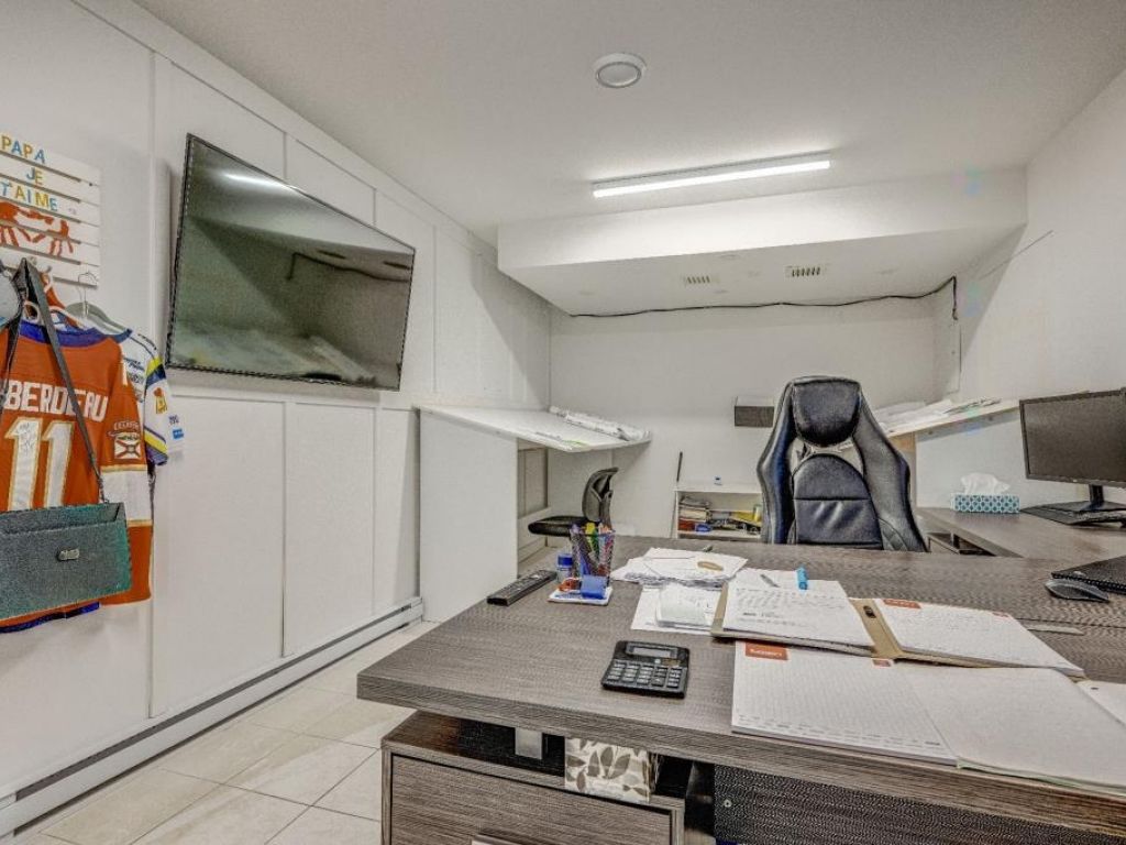 Offices with Storage, 3 Garages, 2 Loading Docks� St-Jerome