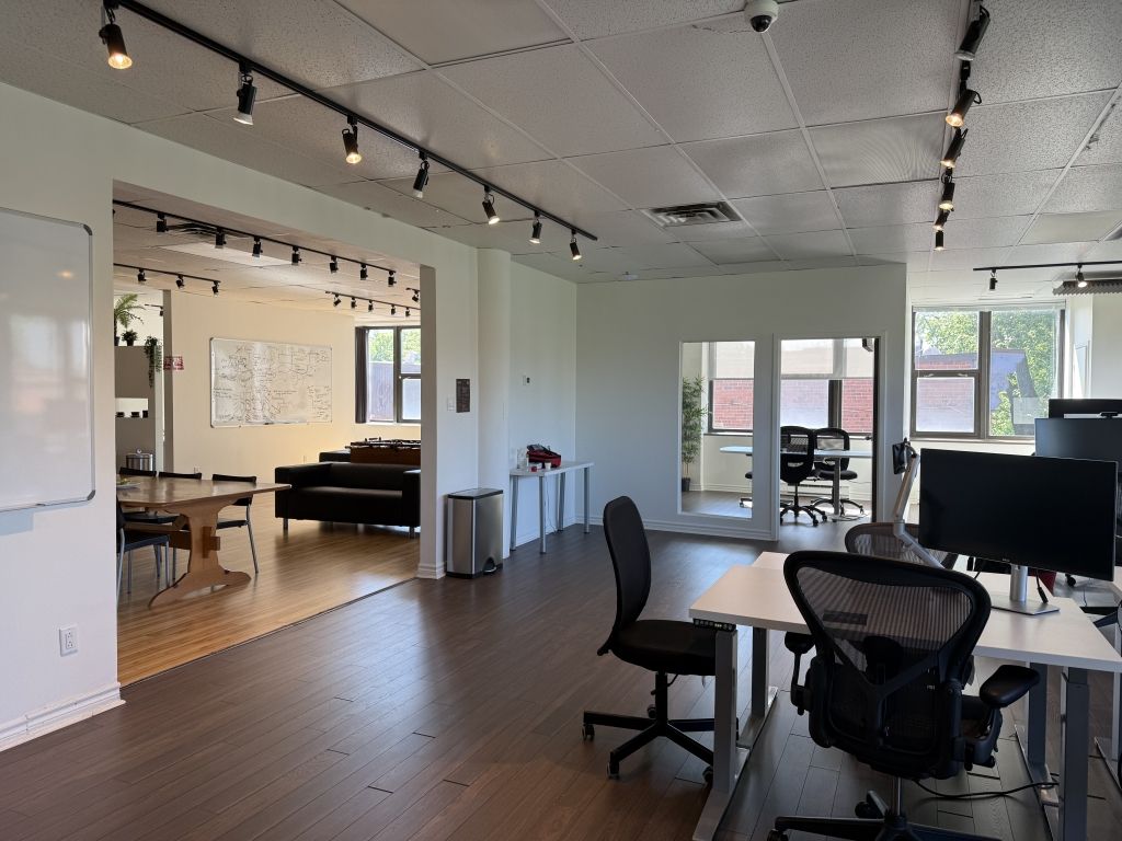 Bright corner office space for lease Plateau