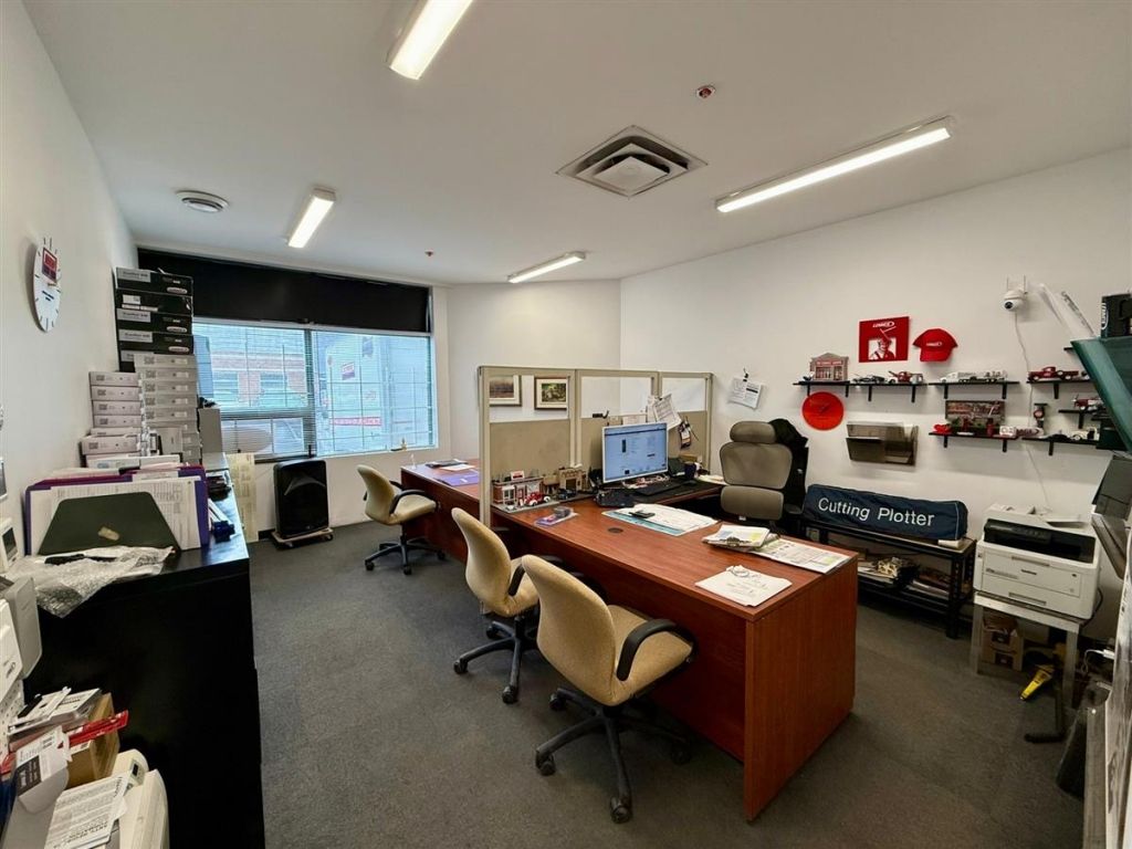 Industrial Space for Lease in Laval � 2,550 sq. ft. | Sainte-Rose