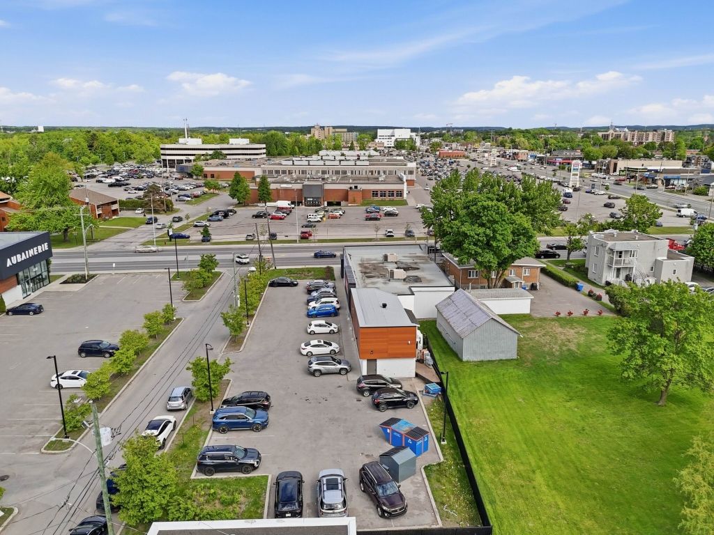 6,603 sq.ft. Commercial space in Saint-Jerome