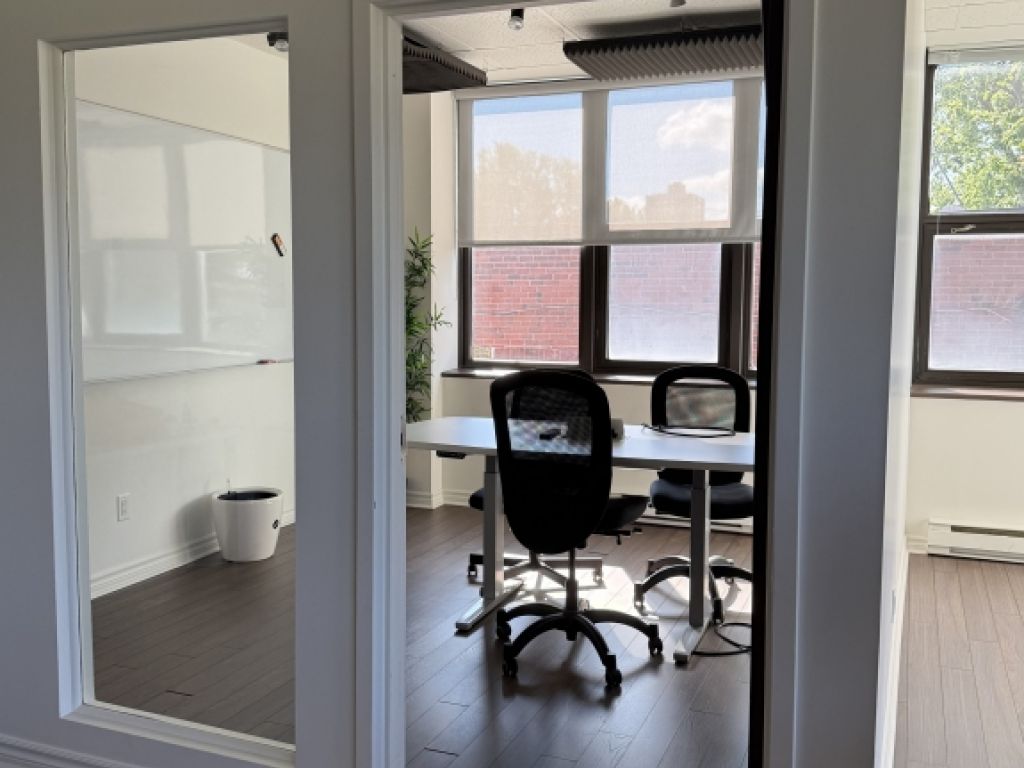 Bright corner office space for lease Plateau