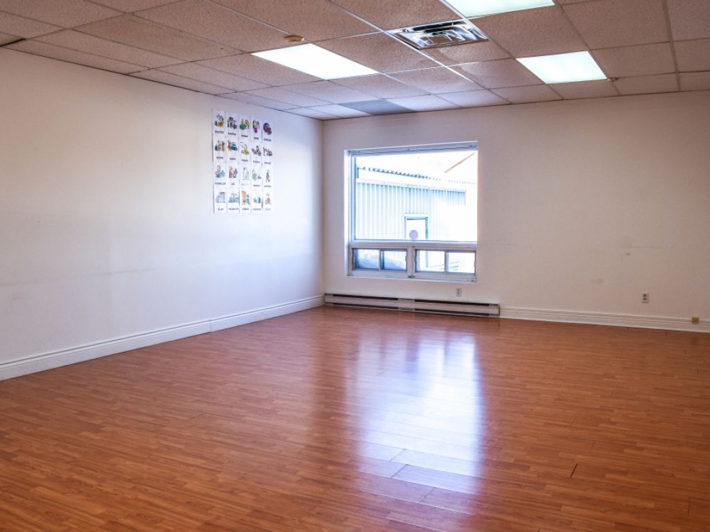 Office space for rent facing Mail Champlain