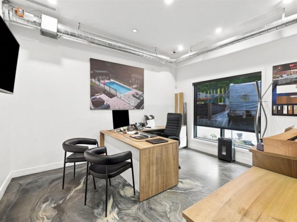 Commercial/office building for sale