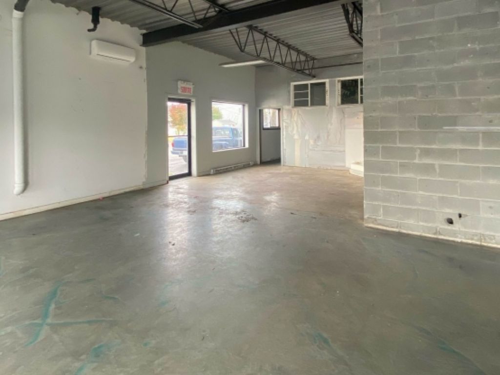 1,307 sq. ft. corner commercial space in Delson