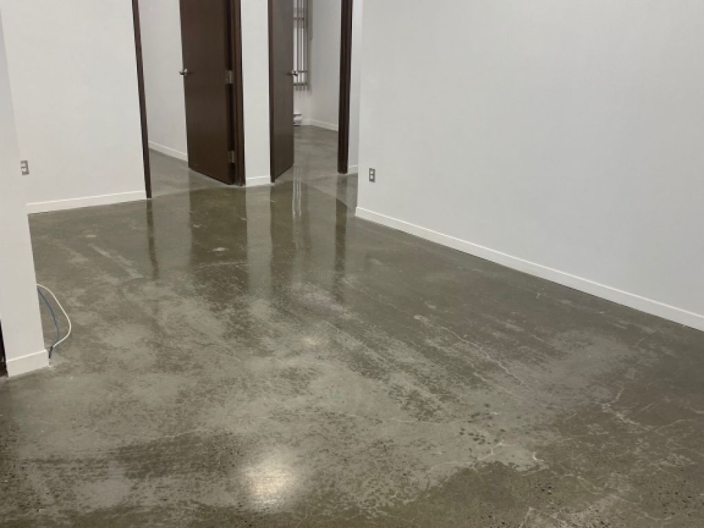 1,198 sq. ft. renovated offices for rent in Montreal North!