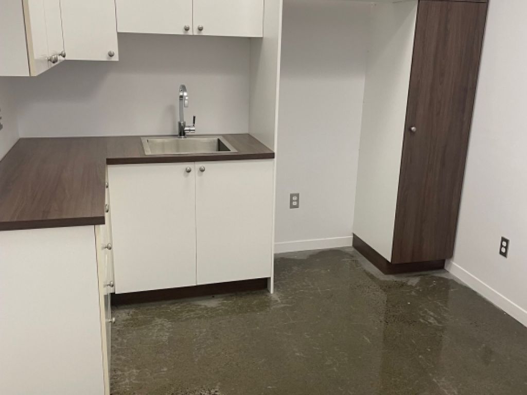 1,198 sq. ft. renovated offices for rent in Montreal North!
