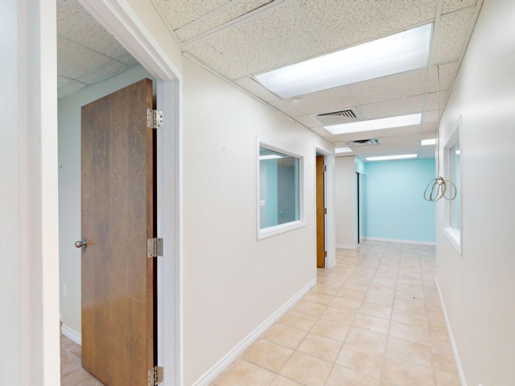 Local Commercial/Bureaux � louer - Jonqui�re - 1095 � 2500 pi2