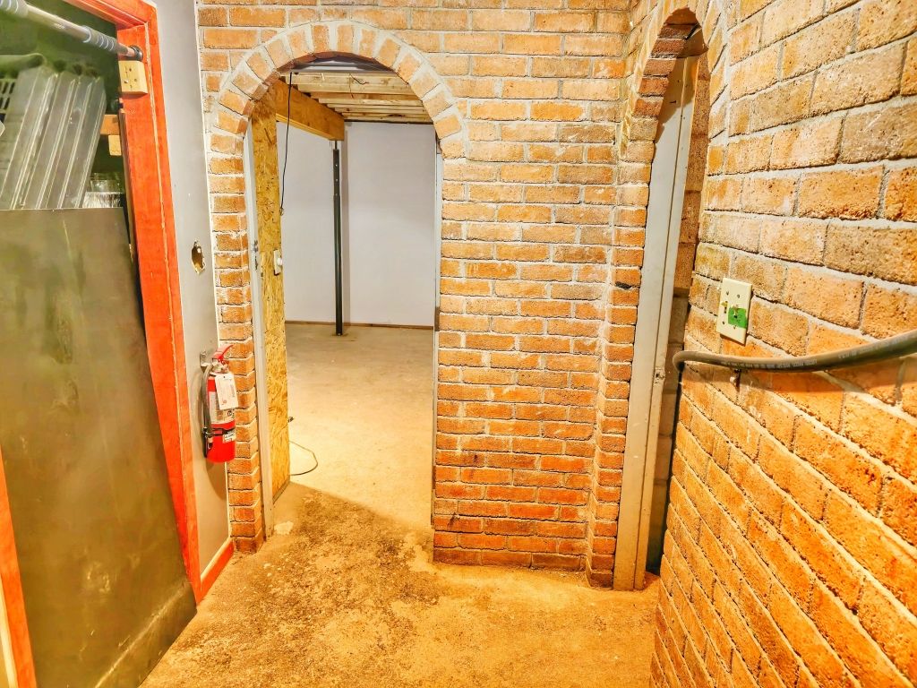 Commercial space with hood _ corner visibility + separate delivery access