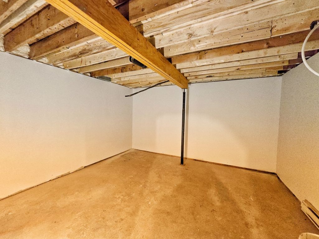 Commercial space with hood _ corner visibility + separate delivery access