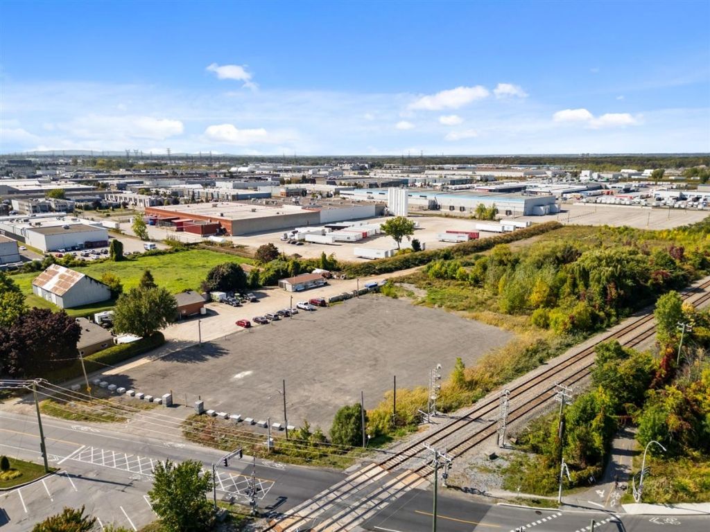 Land space for lease - Boul. St-Elzear O.