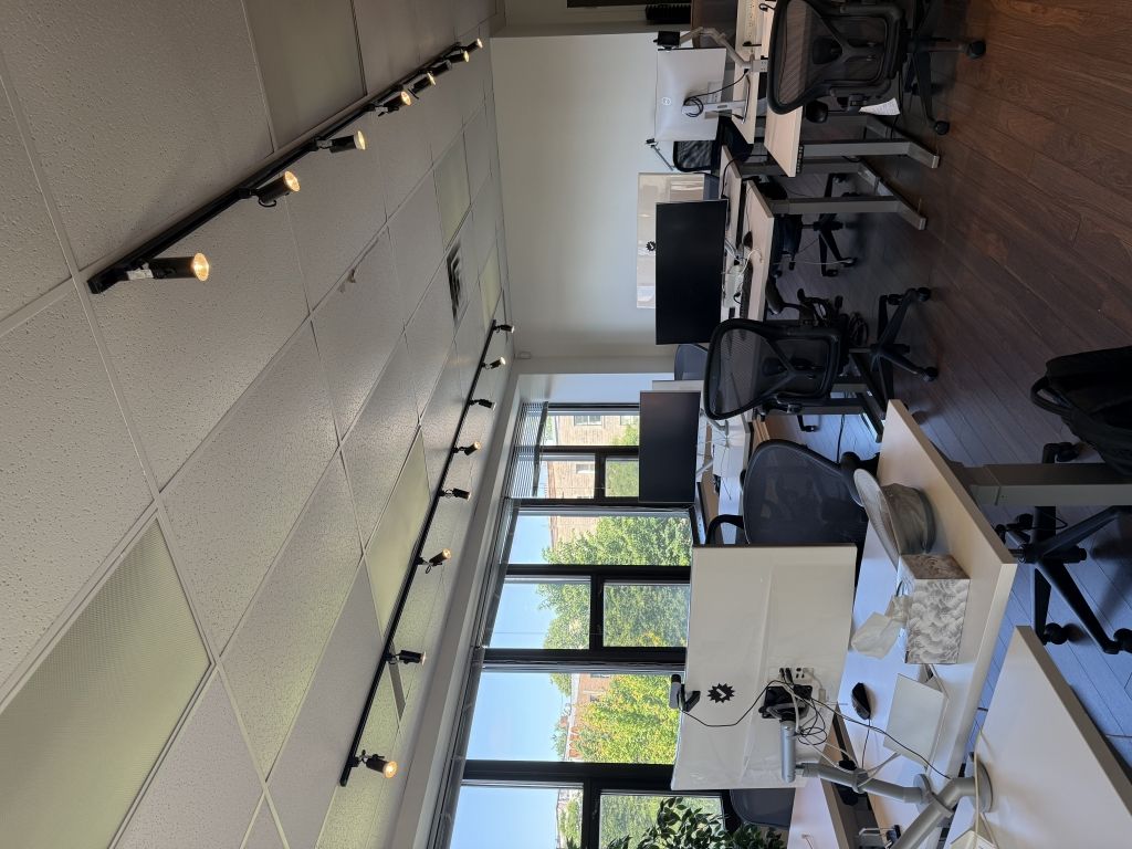 Bright corner office space for lease Plateau