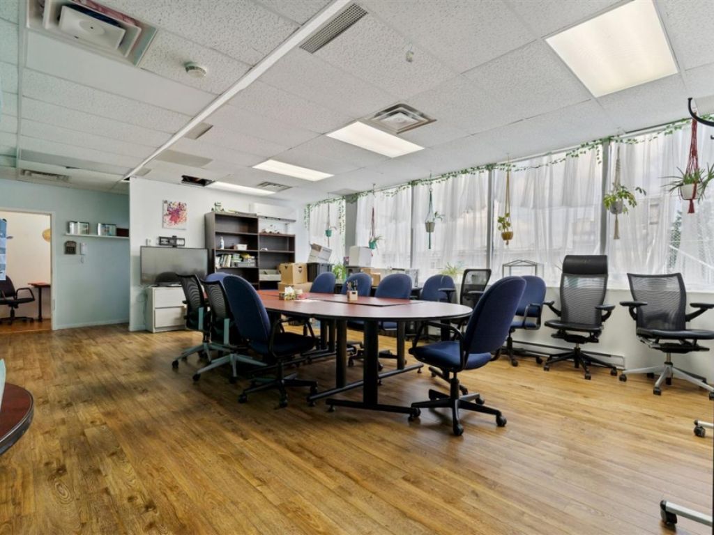 Office Space for Rent � 68 Boul. Cartier O., unit 201, Laval (Laval-des-Rapides)