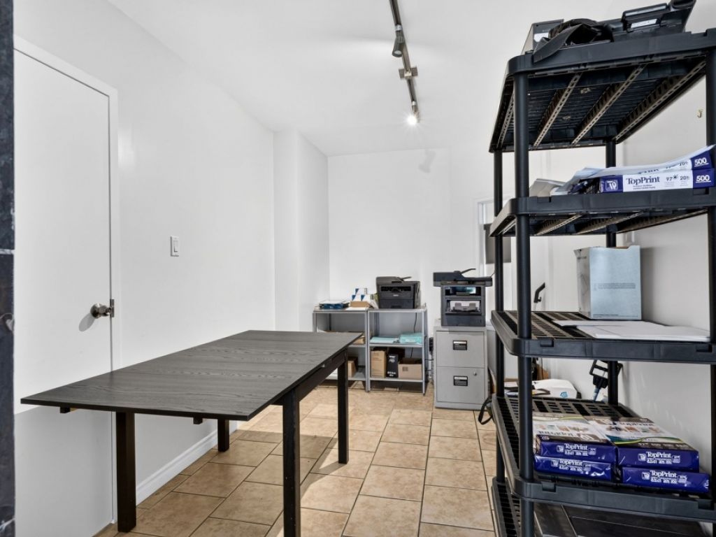 Bureau de 208 pieds carr�s en parfait �tat, id�al pour les professionnels de la sant� ou scolaire