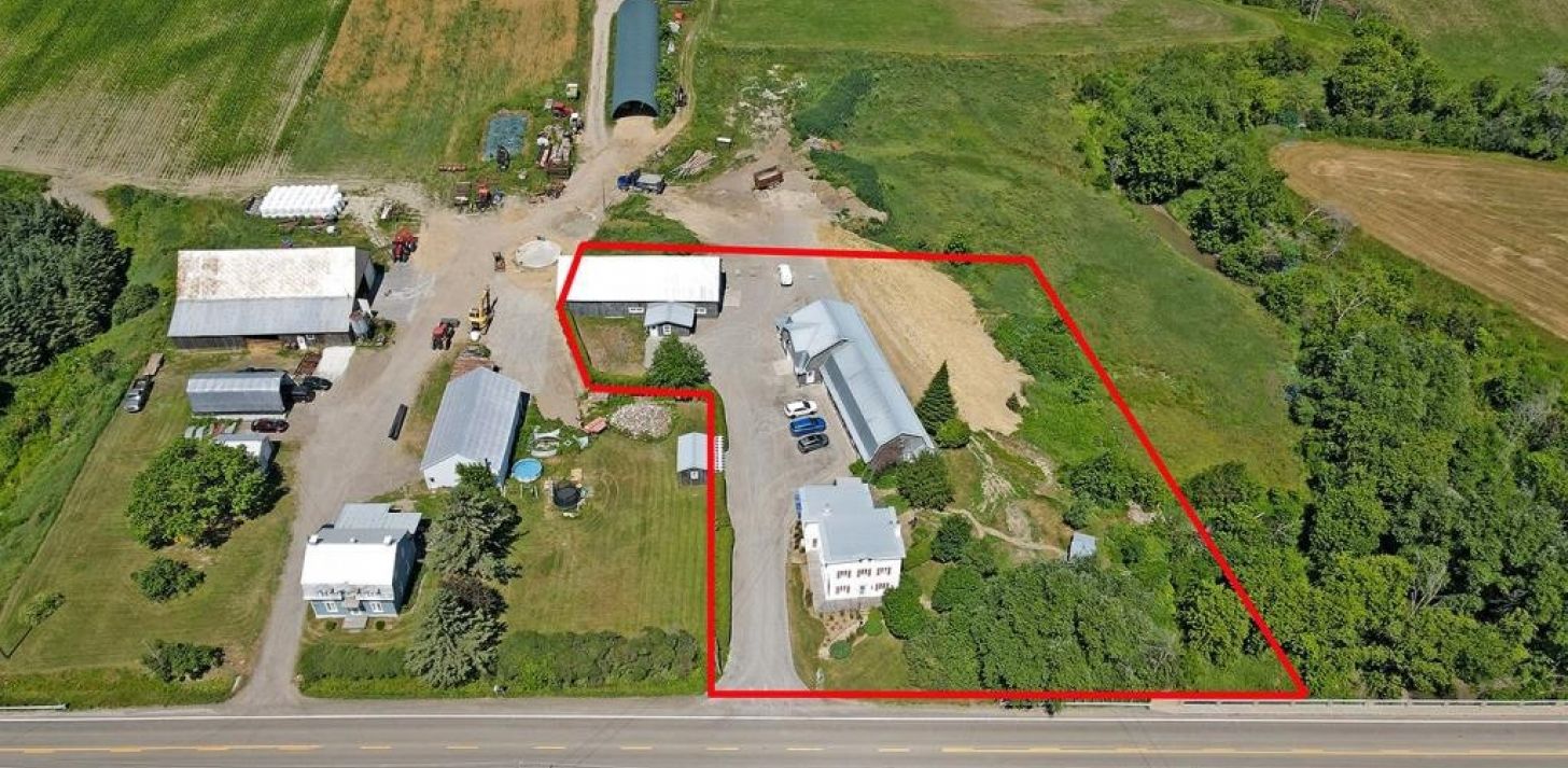 Semi-commercial property in an agricultural zone - For Sale