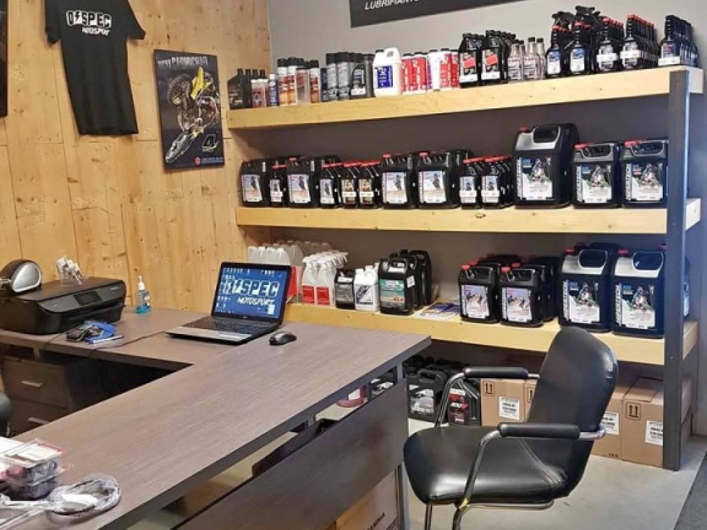 Local industriel cl en main  1 800 pi + mezzanine, porte garage 14, compresseur et racking inclus (Varennes)