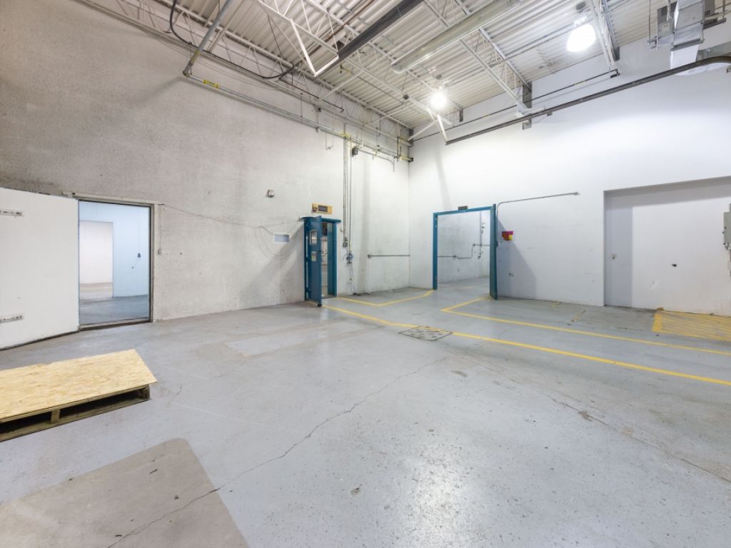 Turnkey industrial space in Boisbriands strategic business district