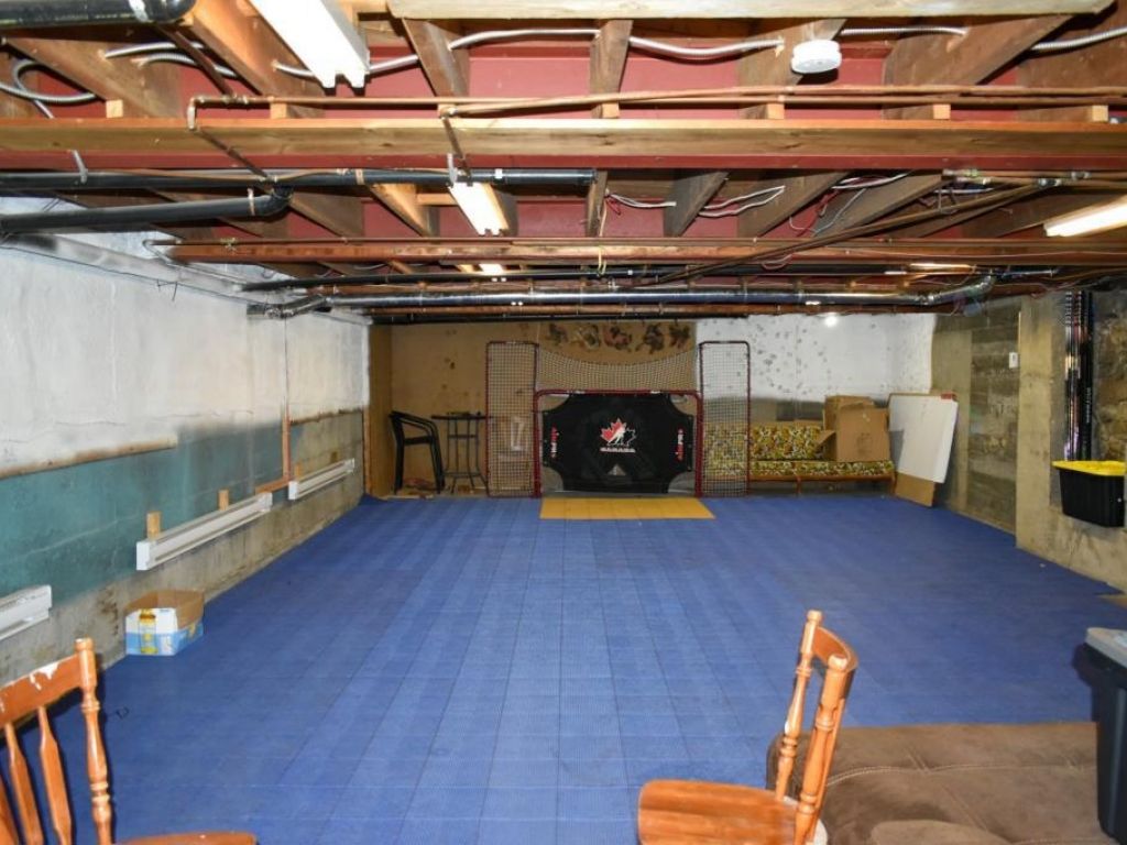 Versatile 950 sq. ft. unit with the option for additional space