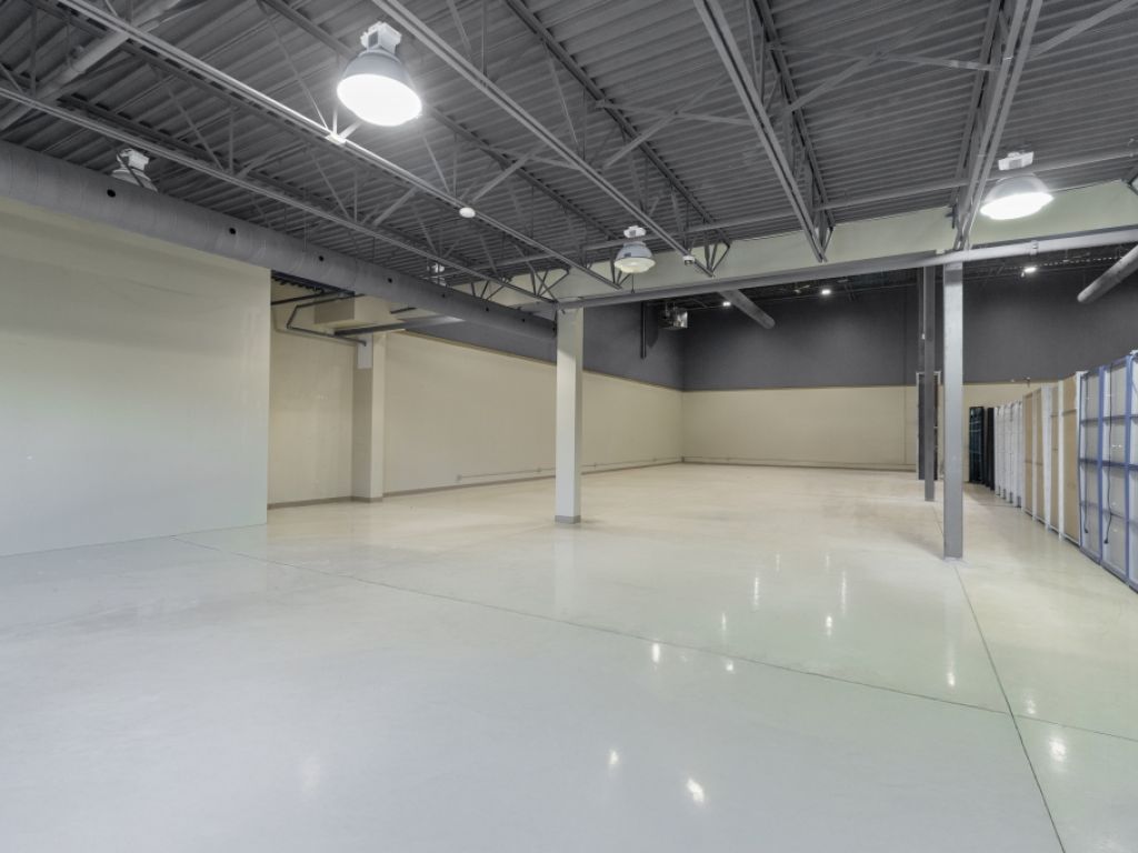 Local Industriel/Commercial � louer - Laval - 4280 pi2