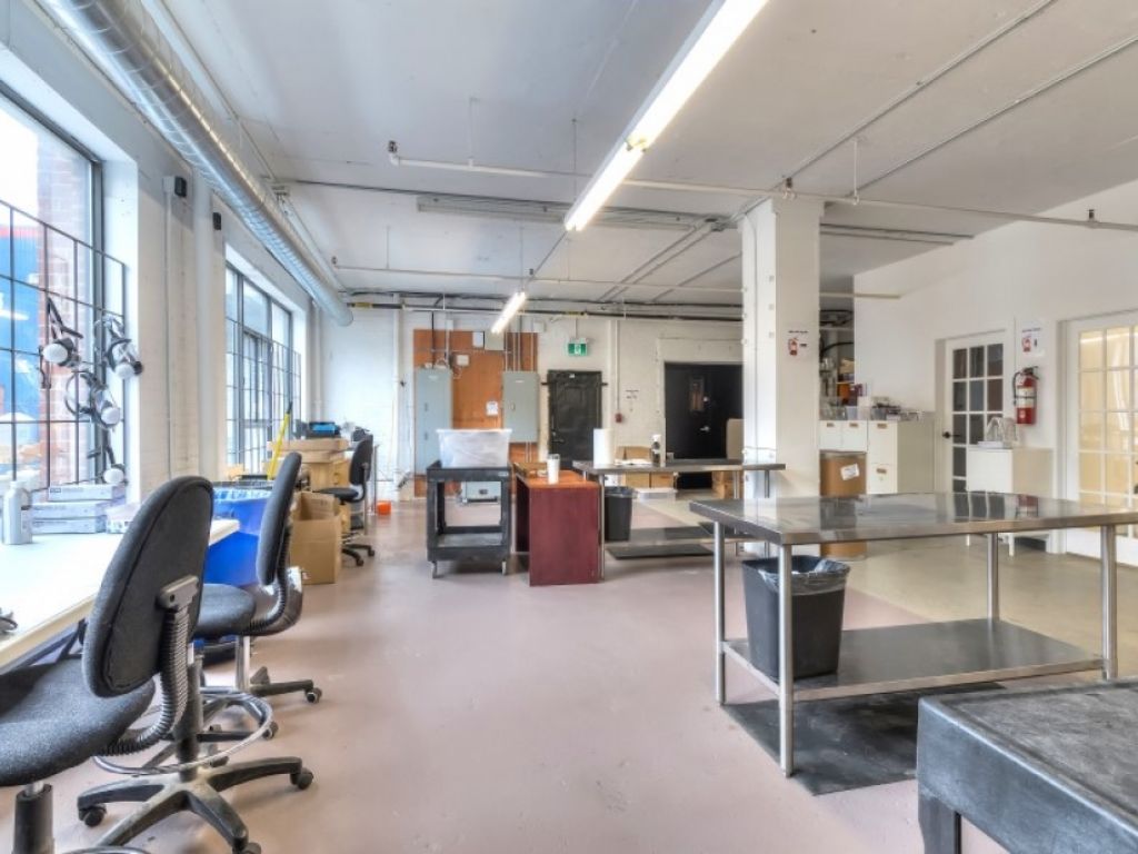  LOUER espace industriel exceptionnel, climatis et lumineux avec 3 quais Parc-Ex