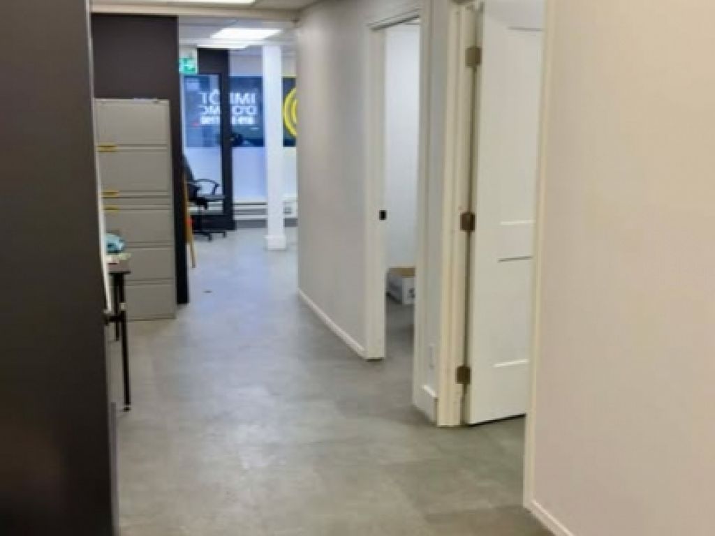 Versatile 950 sq. ft. unit with the option for additional space