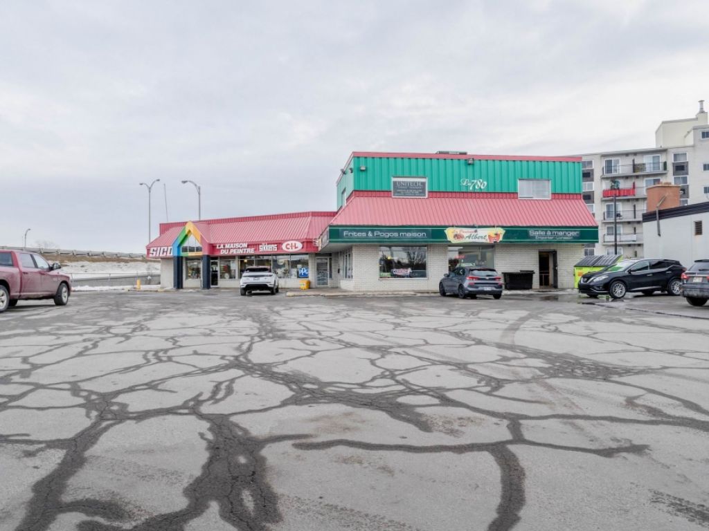 Commercial building in Gatineau HIGH VISIBILITY