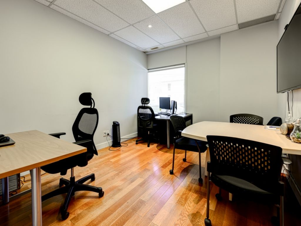 OFFICE FOR RENT, 1568 SQF, FRONT METRO DU COLLGE