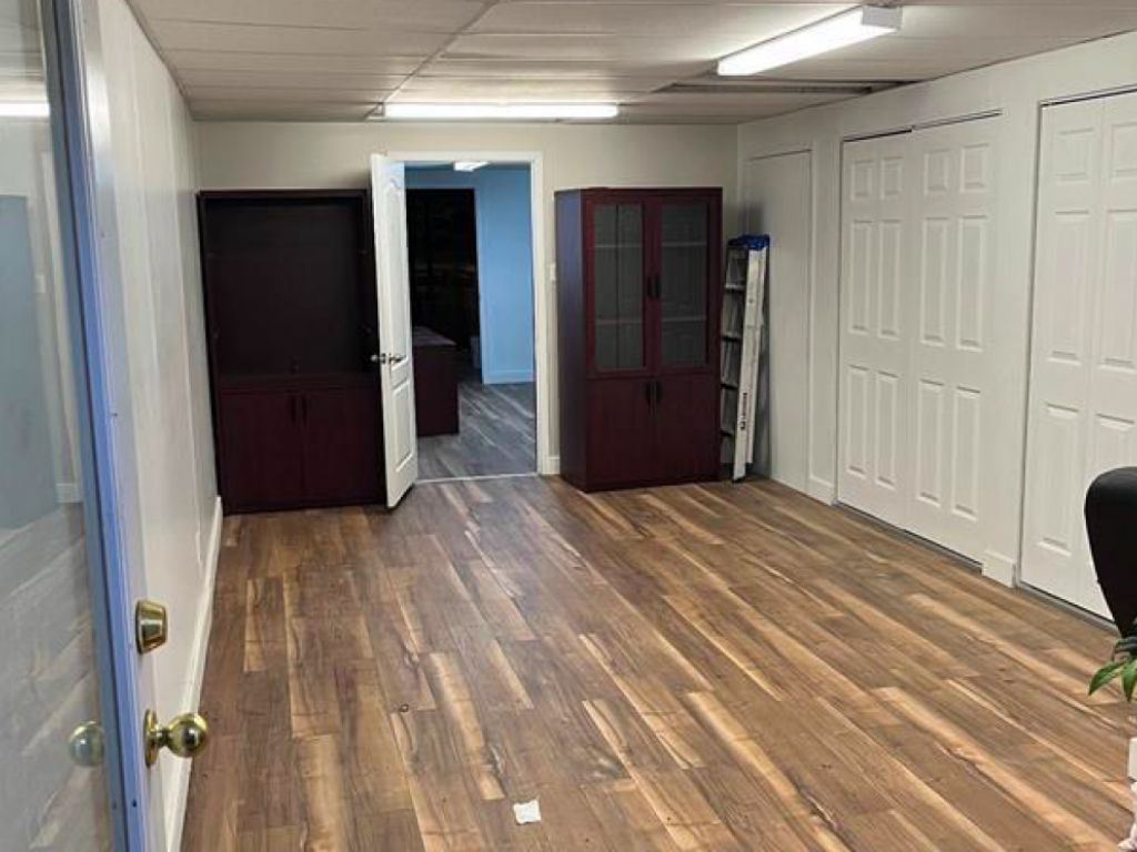 Commercial office for rent in Laval (basement)