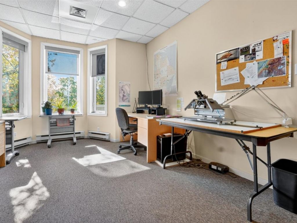 Commercial/office building for sale