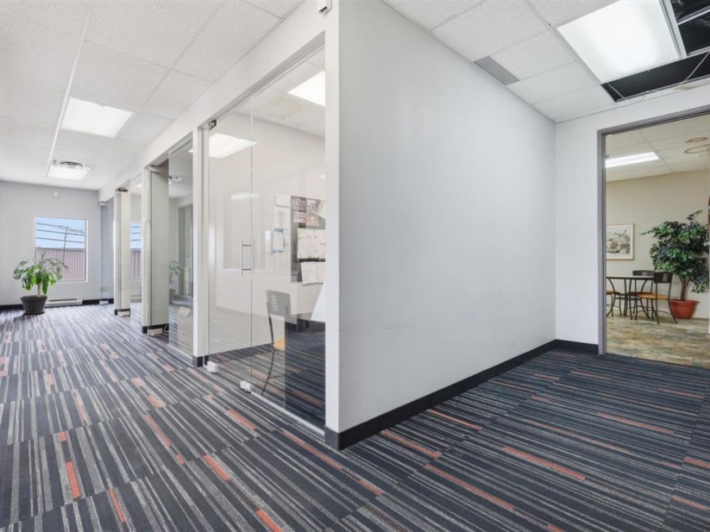 B�tisse industrielle � 8905 Boul. Henri-Bourassa O., Montr�al (Saint-Laurent)