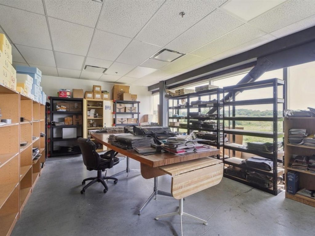 Industrial building 15,051 sq.ft. � Saint-Bruno-de-Montarville