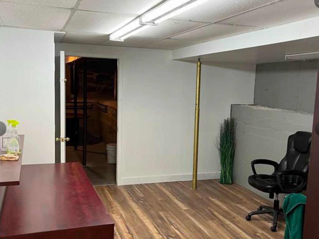 Commercial office for rent in Laval (basement)