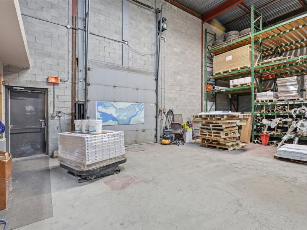 B�tisse industrielle � 8905 Boul. Henri-Bourassa O., Montr�al (Saint-Laurent)