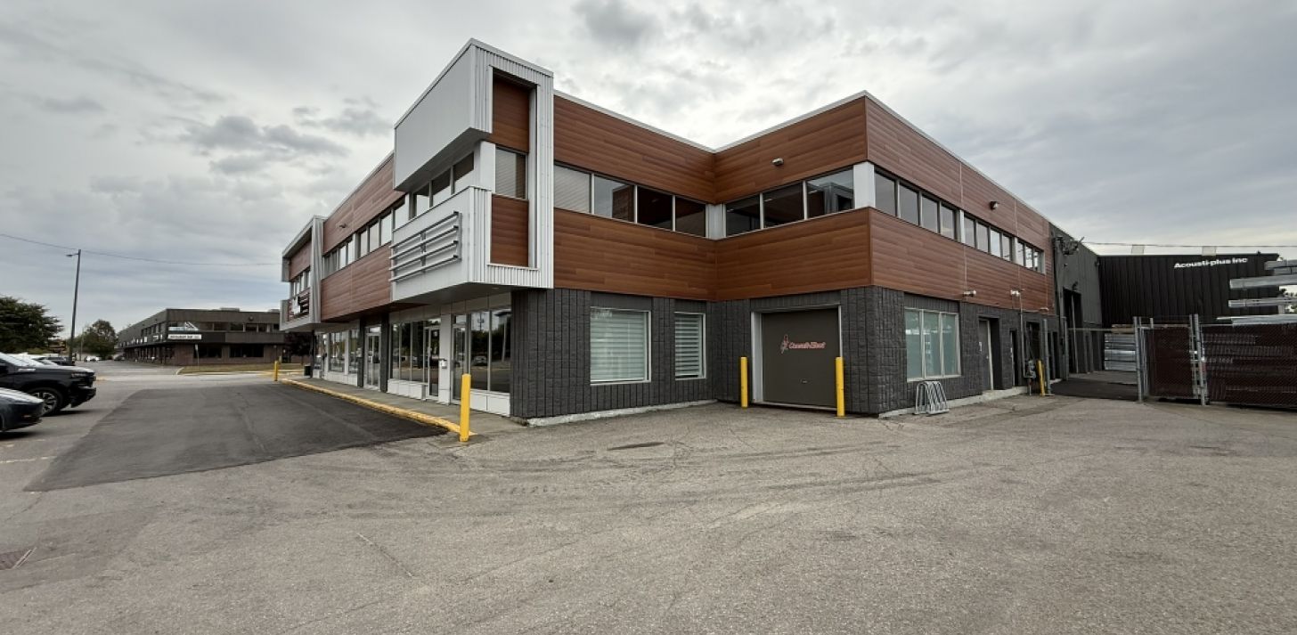 LOCAL COMMERCIAL AVEC PORTE AU SOL - BOUL. WILFRID-HAMEL - À louer