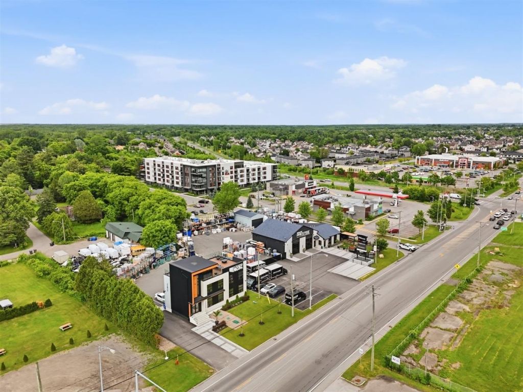 Commercial/office building for sale