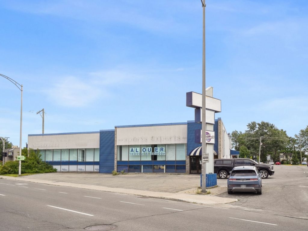 Commercial building for rent at Saint-Eustache - PROMOTION!