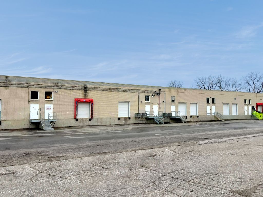 Well-located industrial space with 7 loading docks 