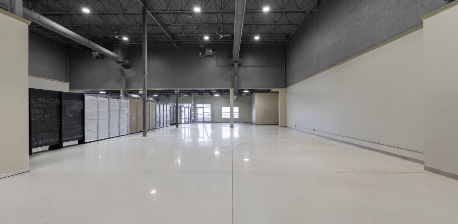 Local Industriel/Commercial &agrave; louer - Laval - 4280 pi2 - &Agrave; louer