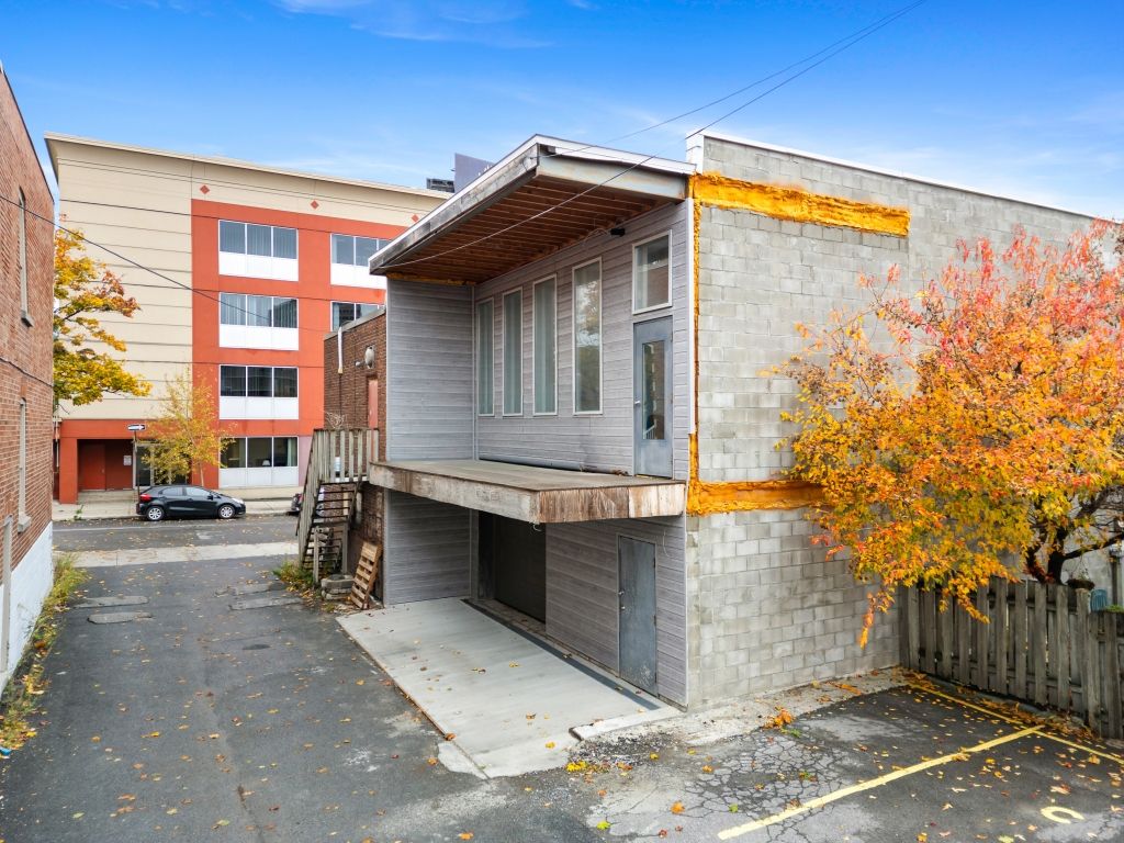 Commercial premises with garage - Strategic location - Quick occupancy