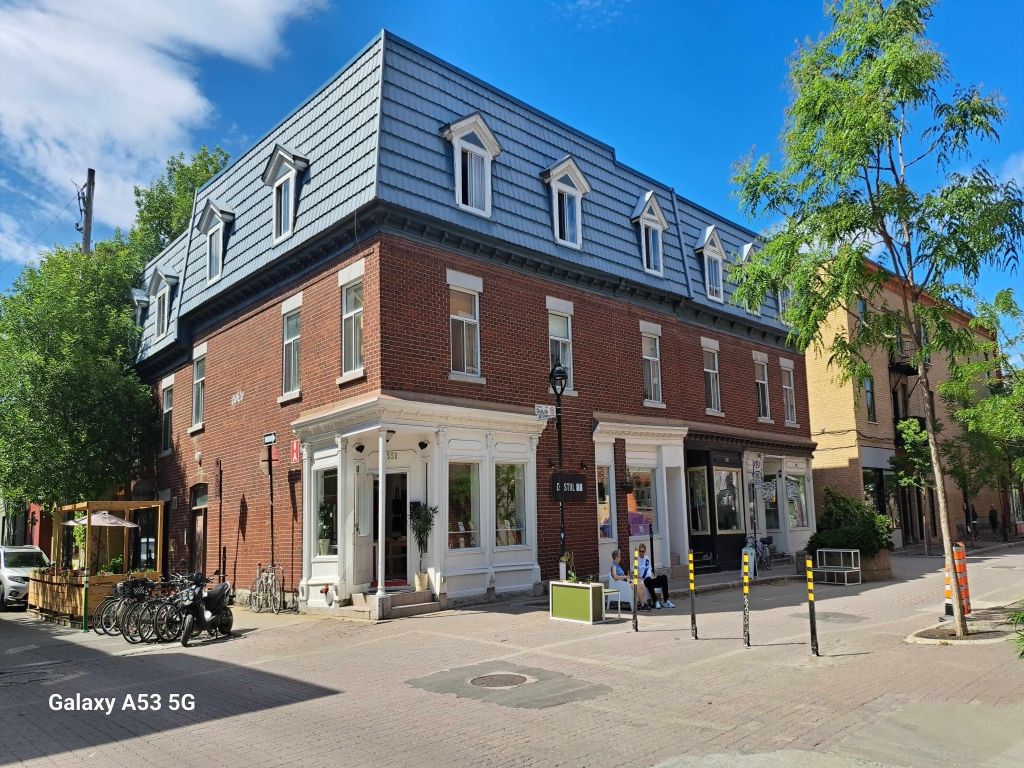SHOP TO RENT AT PLATEAU MONT-ROYAL