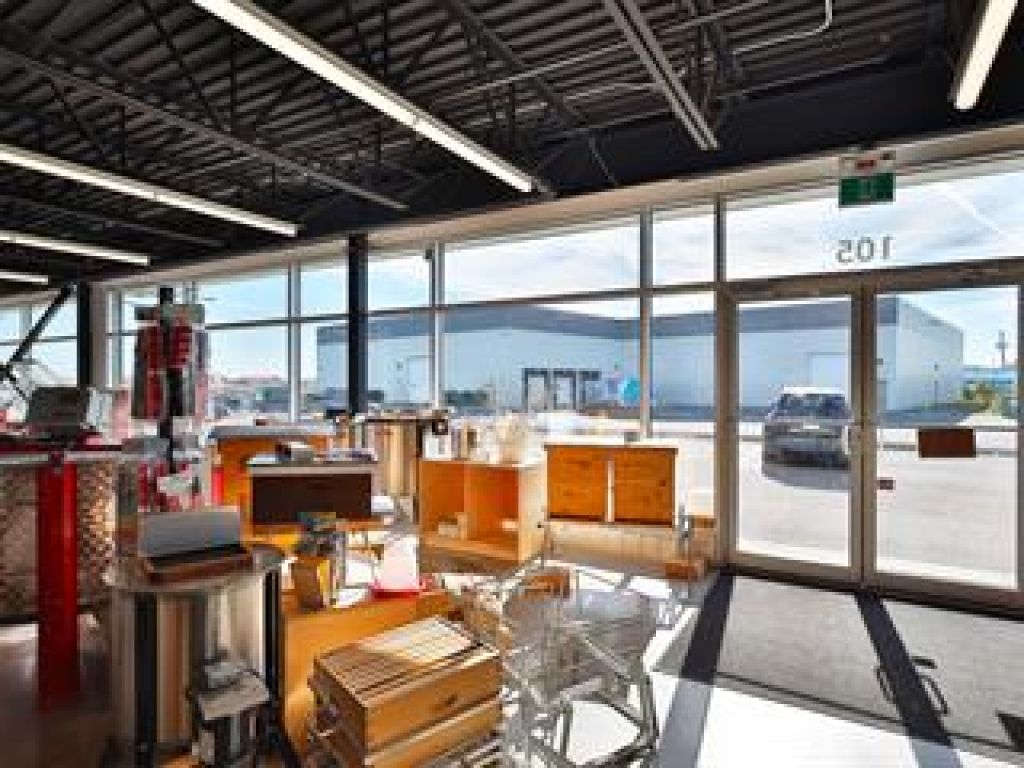 Local � louer (industriel - commercial - showroom - bureaux)