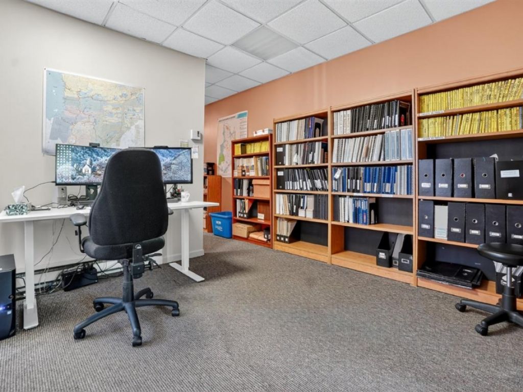 Commercial/office building for sale