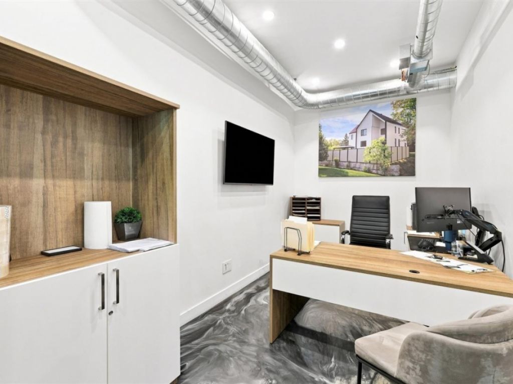 Commercial/office building for sale