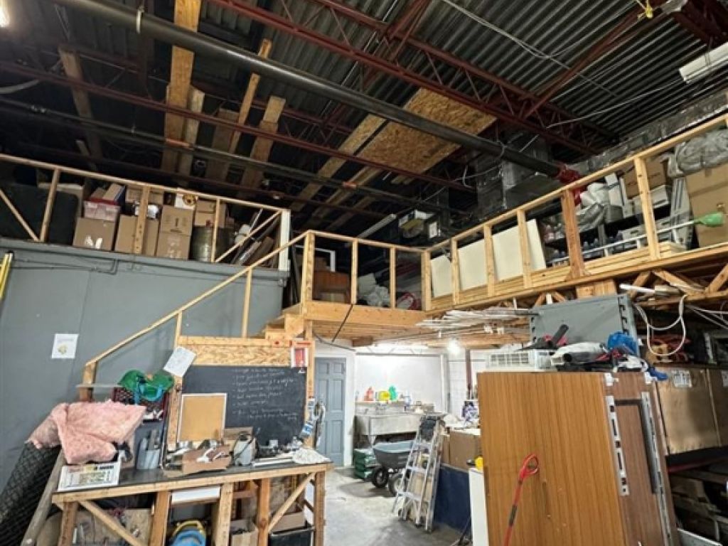 Industrial space for lease - 900 Rue Michelin