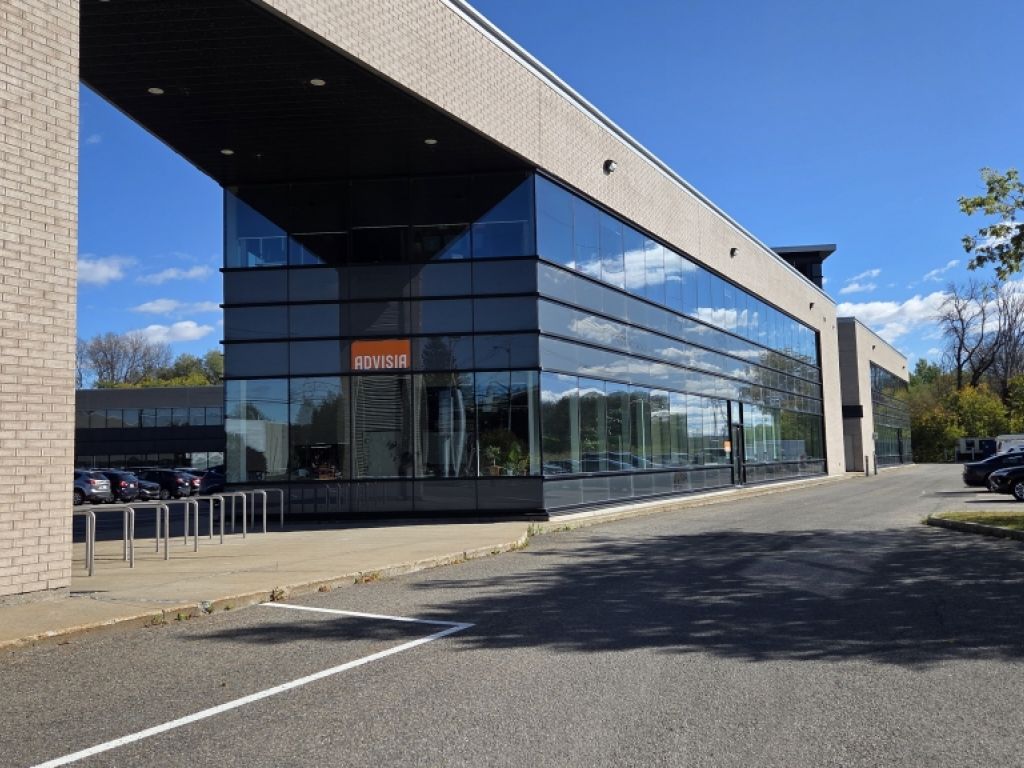 Grand espace commercial avec entrept  Qubec