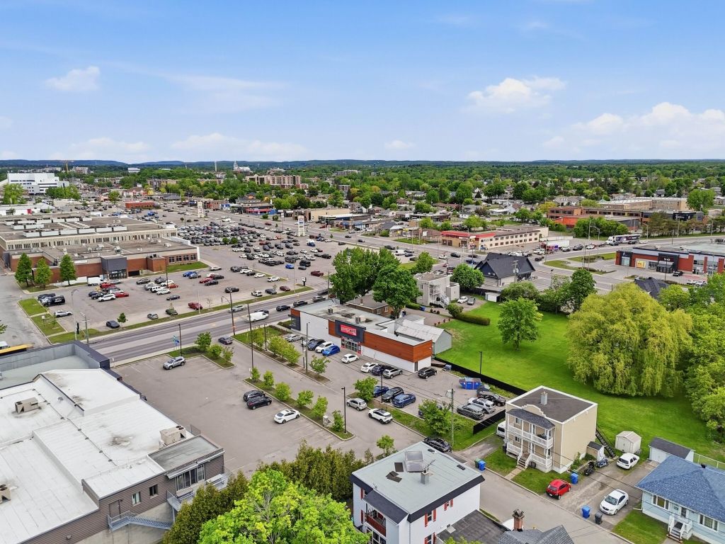 6,603 sq.ft. Commercial space in Saint-Jerome