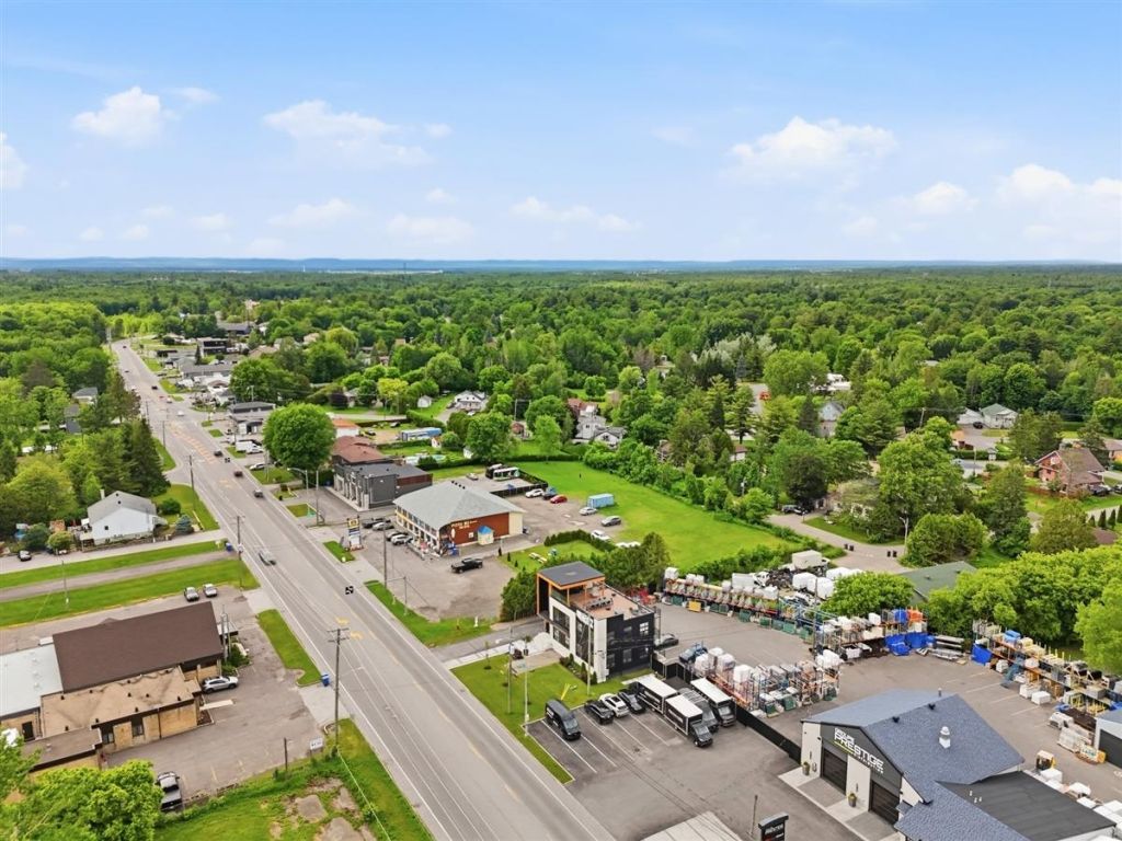 Commercial/office building for sale