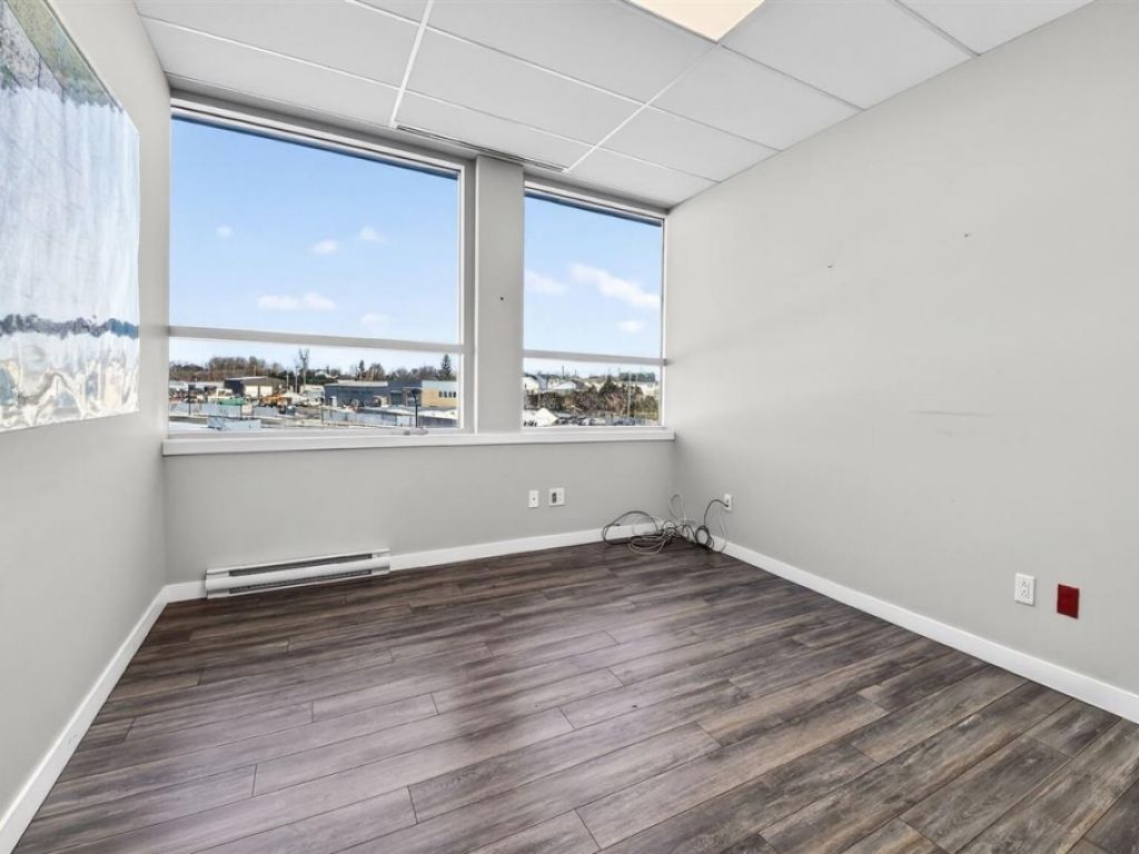 Office space 1,548 sq.ft. � Boisbriand (C�te Nord)
