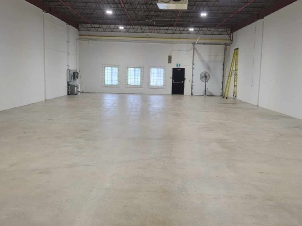 1  Industrial spaces *4600 sq.ft. * in Longueuil